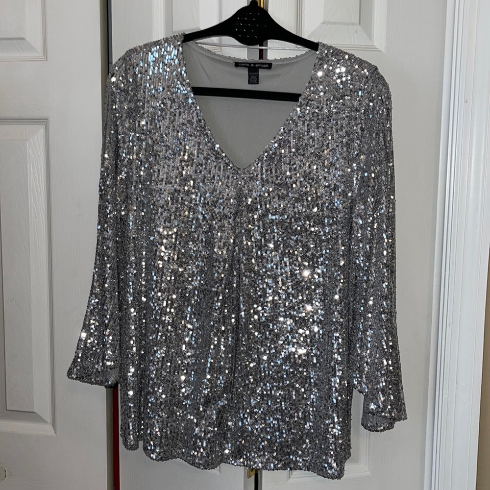 Gorgeous shimmery top never worn!! Fully lined.
